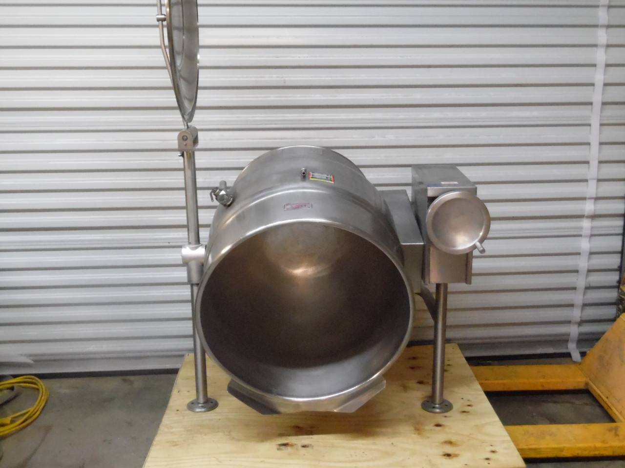 Vulcan VELT-40 200-240V Electric Tilting Steam Jacketed Kettle