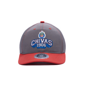 GORRA GRIS Y ROJO APLICACIÓN ESCUDO CHIVAS 1906