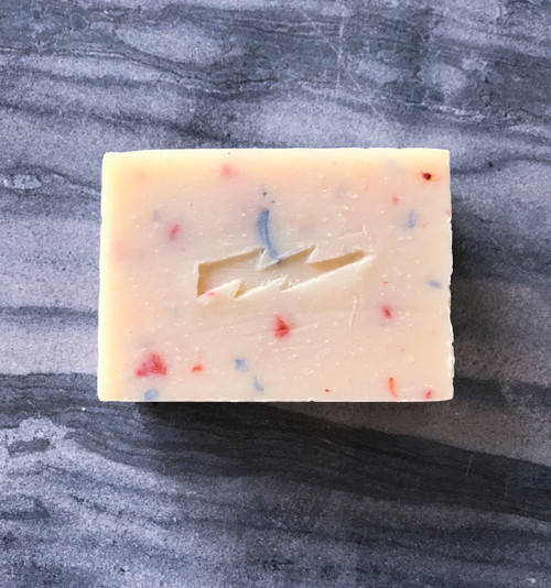 A blend of two unlikely matches, like snow in Hawaii, this bar combines classic cologne citruses that highlight tones of amber, sandlewood, and subtle hints of vanilla bean.
