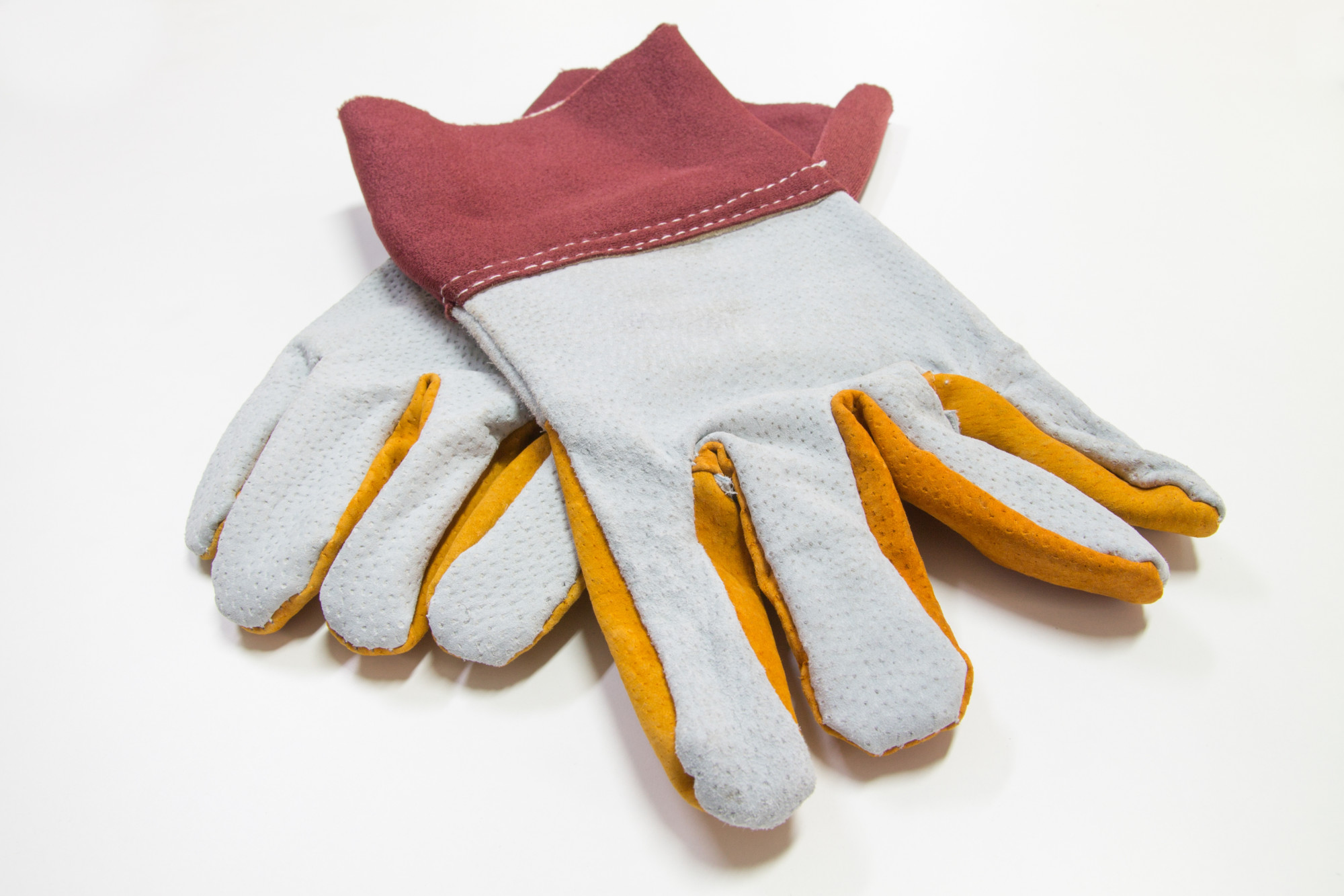 4 of the Best Heat-Resistant Gloves and Their Respective Materials