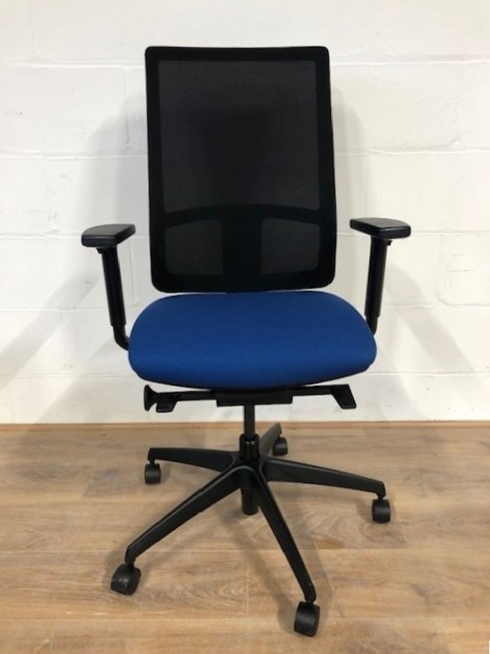 refurbished ergonomic chirs chelmsford essex_refurbished boss design chairs to buy essex_refurbished and recycled office furniture essex