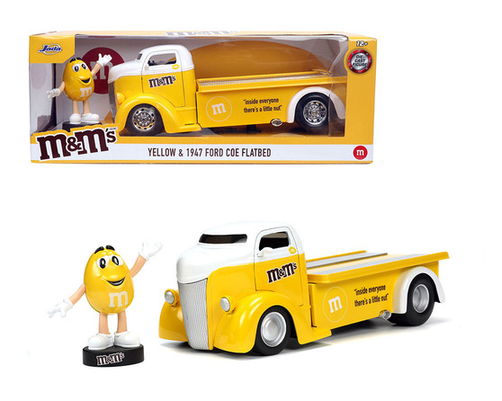 1947 FORD COE FLATBED TOW TRUCK WITH YELLOW M & M FIGURE 1/24 SCALE DIECAST CAR MODEL BY JADA TOYS 33425

