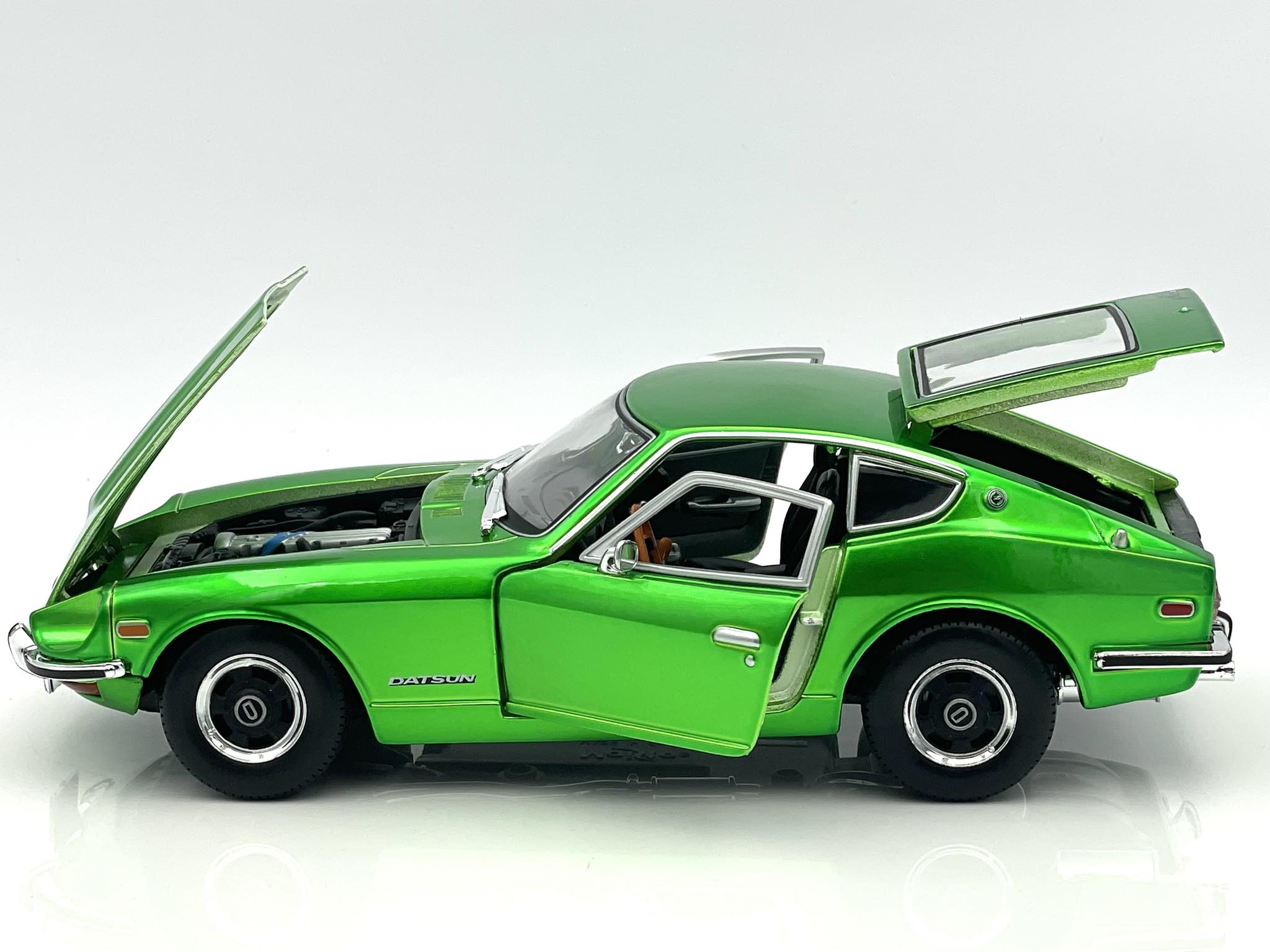 1971 DATSUN 240Z NISSAN FAIRLADY Z GREEN 1/18 SCALE DIECAST CAR MODEL BY  MAISTO 31170