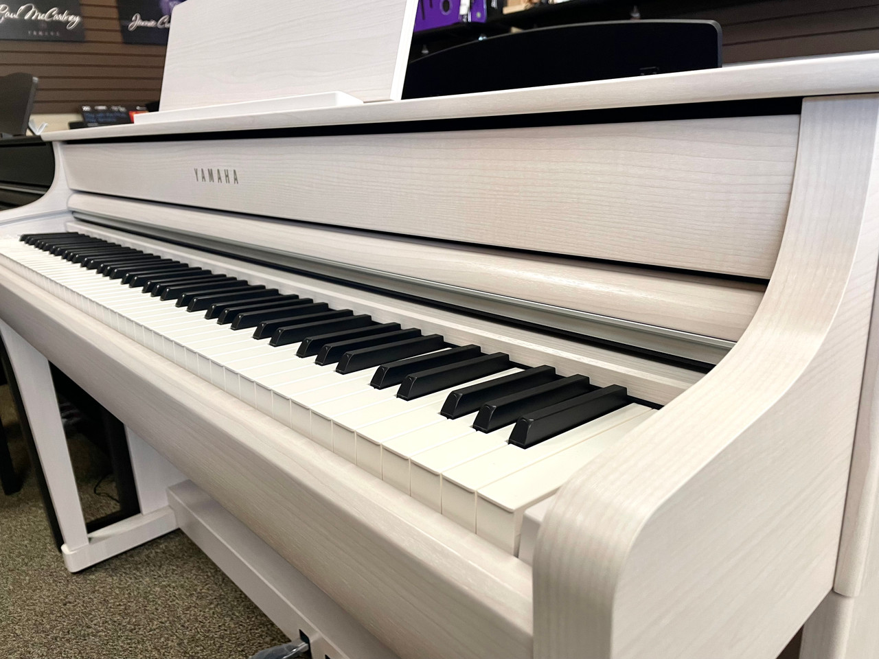 Yamaha Clavinova CLP-835BW Digital Piano w/Bench - White