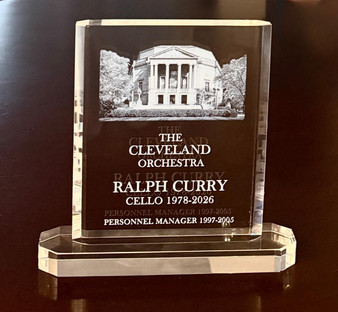 Presentation Plaque, engraved clear glass trophy with an image of a classical building and personalized text for recognition and awards.