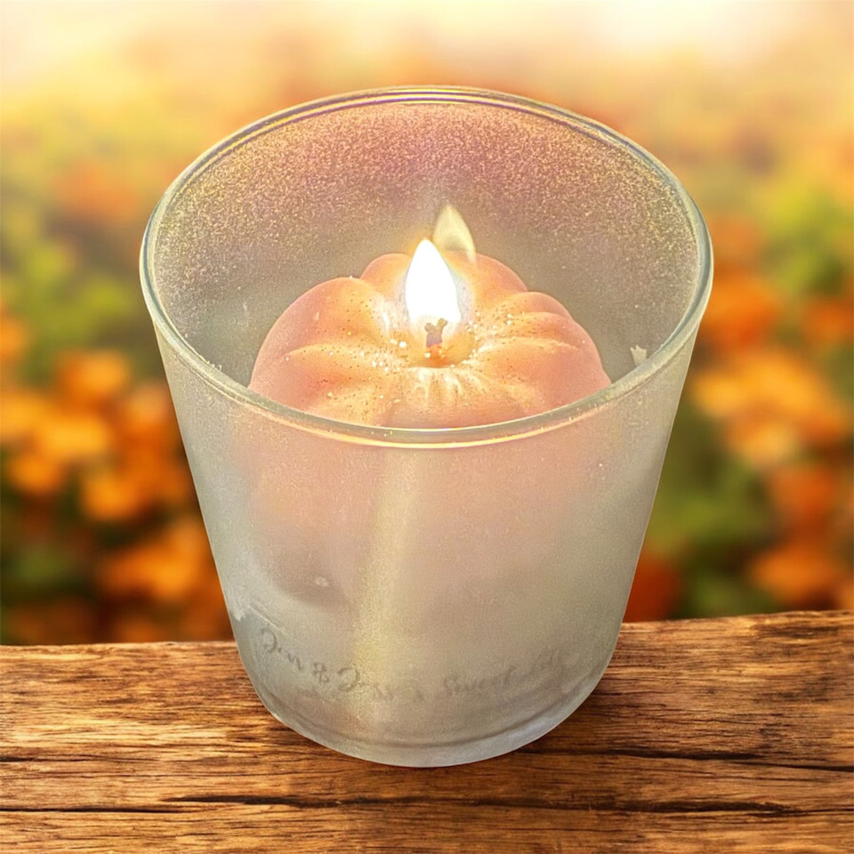 Candle poured into pearlescent tumbler