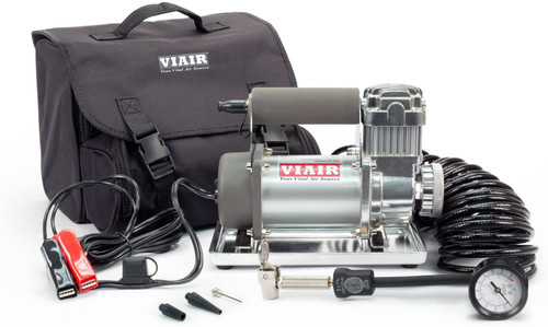 Kit Kompresor Portabel VIAIR 300P (30033) dengan tas jinjing dan aksesoris.