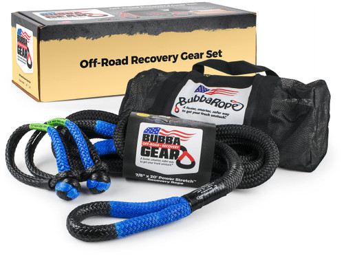 Bubba Rope Off-Road Recovery Gear Set med Power Stretch Recovery Rope og syntetiske sjakler lagt ut i ulendt terreng.