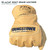 I guanti Youngstown FR utilizzati da un vigile del fuoco, a dimostrazione delle loro capacità ignifughe.