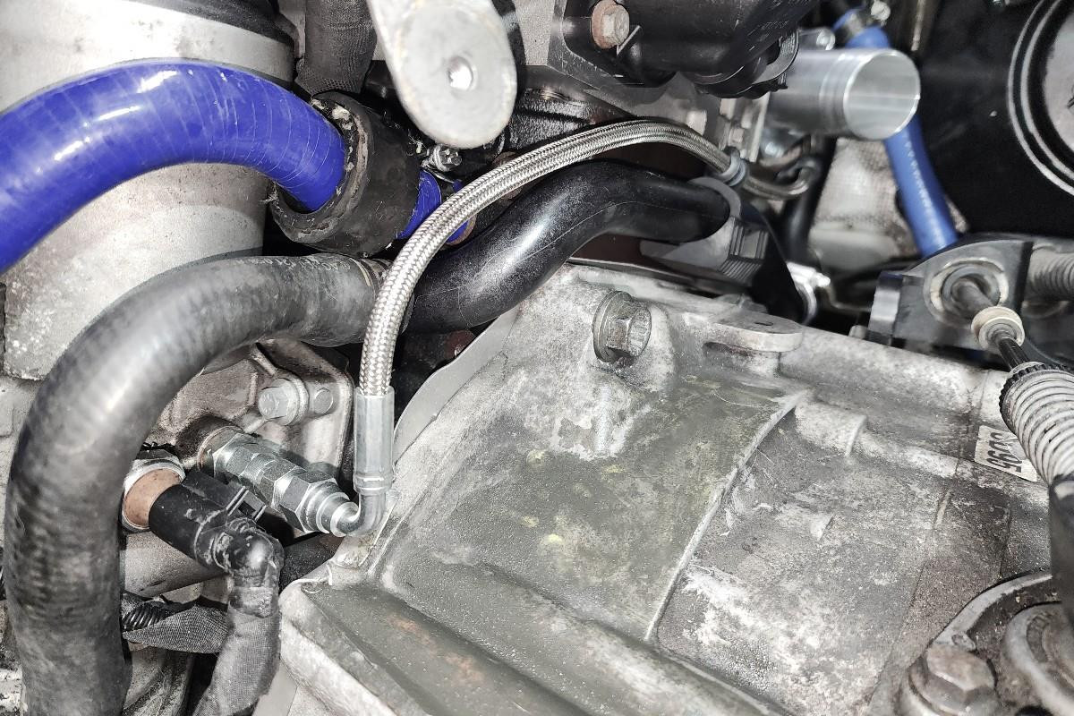 Darkside Braided Oil Feed Line for Tranverse 1.9 and 2.0 TDI (Extended 90 Degree Union Fitting) Darkside Braided Oil Feed Line for Tranverse 1.9 and 2.0 TDI (Extended 90 Degree Union Fitting)
