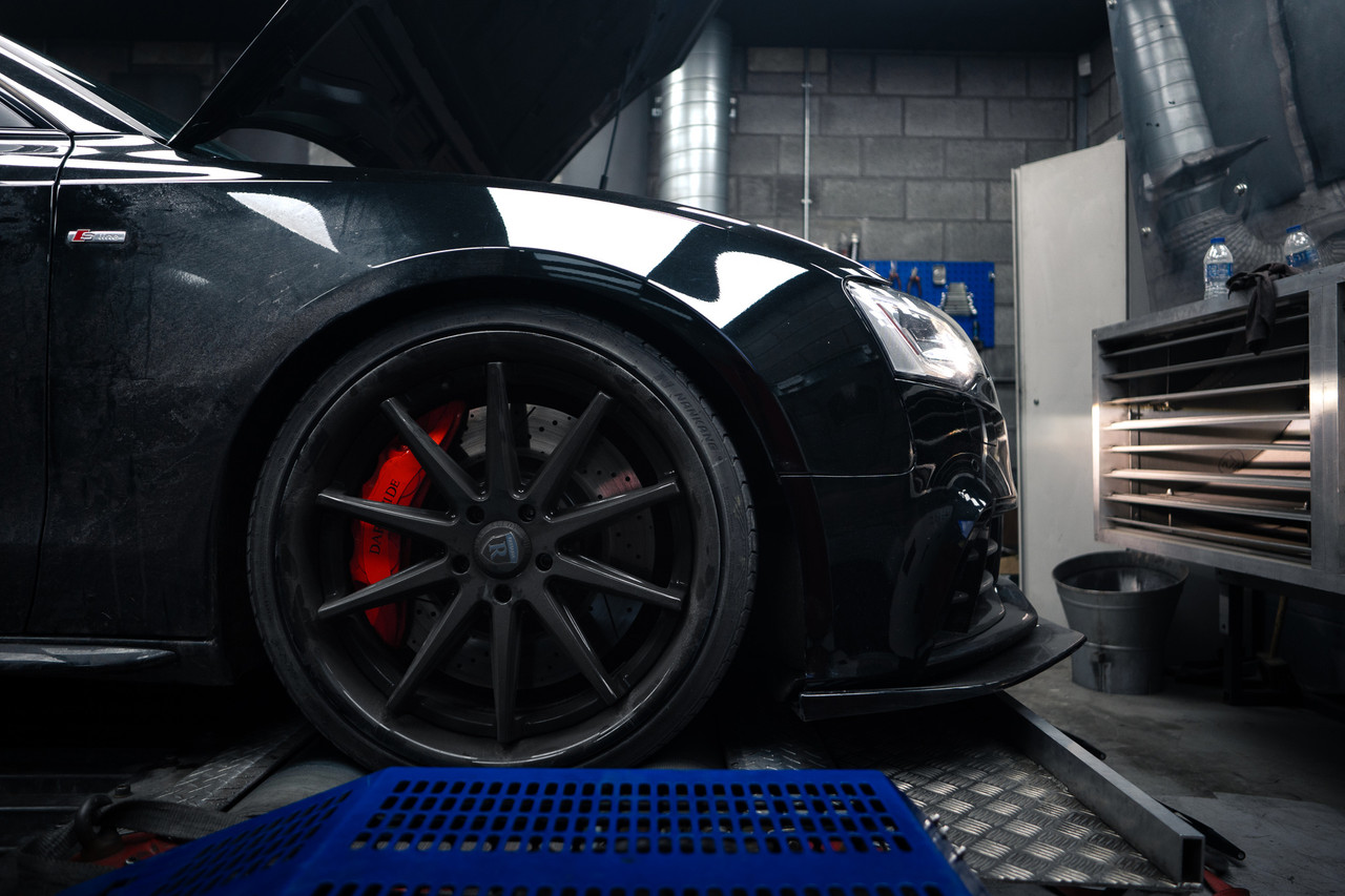 B8 / C7 Platform 390 x 36mm RS Akebono 6 Pot Brake Caliper Upgrade Kit B8 / C7 Platform 390 x 36mm RS Akebono 6 Pot Brake Caliper Upgrade Kit