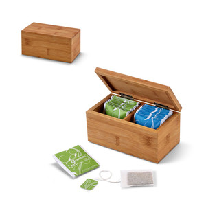Bamboo tea box with 2 compartments and magnet closure. This tea box includes 20 tea bags of "Gorreana" Azores tea (10 bags of black tea and 10 bags of green tea). Supplied in a kraft paper gift box. As the product is made from natural materials, the colour and size of the product and the printing result may vary between products Bamboo tea box with 2 compartments and magnet closure. This tea box includes 20 tea bags of "Gorreana" Azores tea (10 bags of black tea and 10 bags of green tea). Supplied in a kraft paper gift box. As the product is made from natural materials, the colour and size of the product and the printing result may vary between products