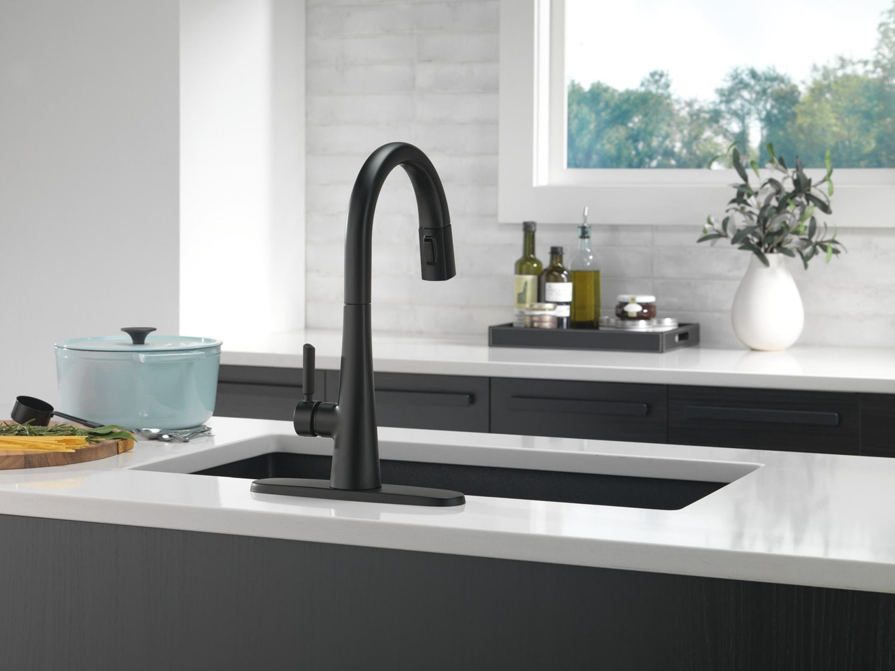 Delta 9191-BL-DST Monrovia Single Handle Pull Down Kitchen Faucet, Matte Black