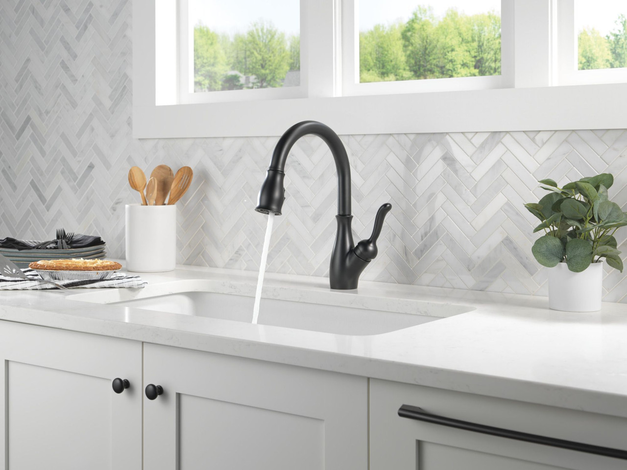 Delta 9178-BL-DST Leland Single Handle Pull Down Kitchen Faucet with ShieldSpray Technology, Matte Black