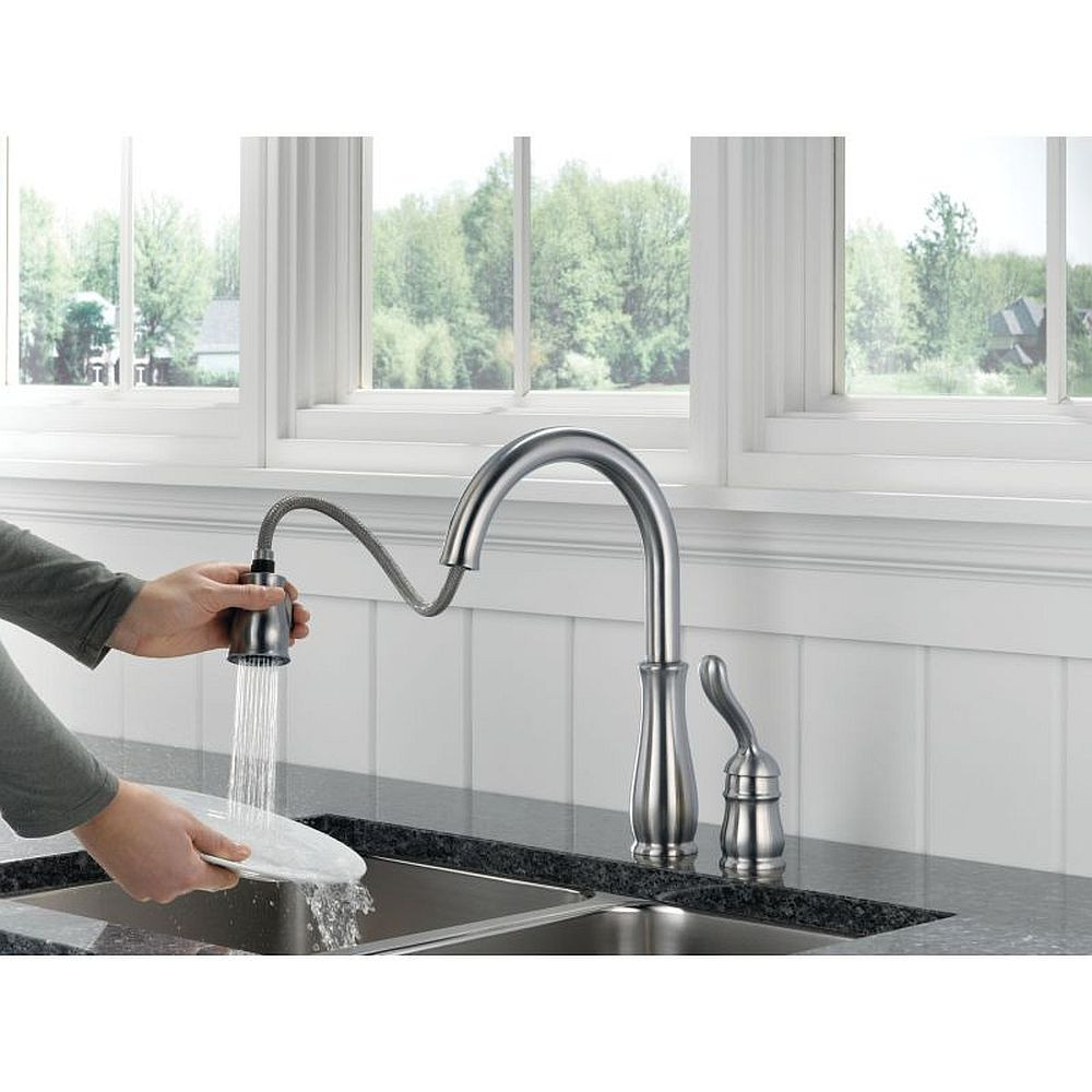Single Handle Pull-Down Kitchen Faucet in Arctic Stainless