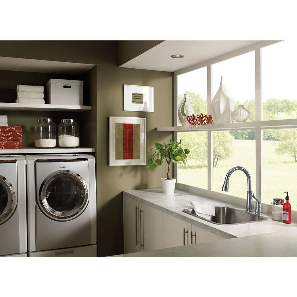 Single Handle Pull-Down Kitchen Faucet in Arctic Stainless