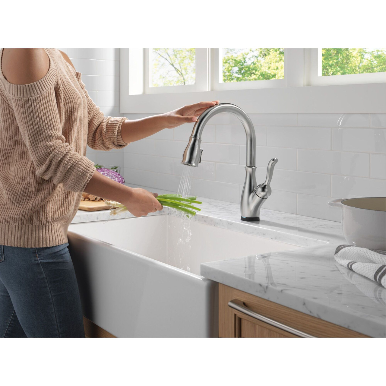 Delta 9178TL-AR-DST Leland 11.63-in x 10.75-in x 15.38-in Touch2O Kitchen Faucet with Touchless Technology, Arctic Stainless