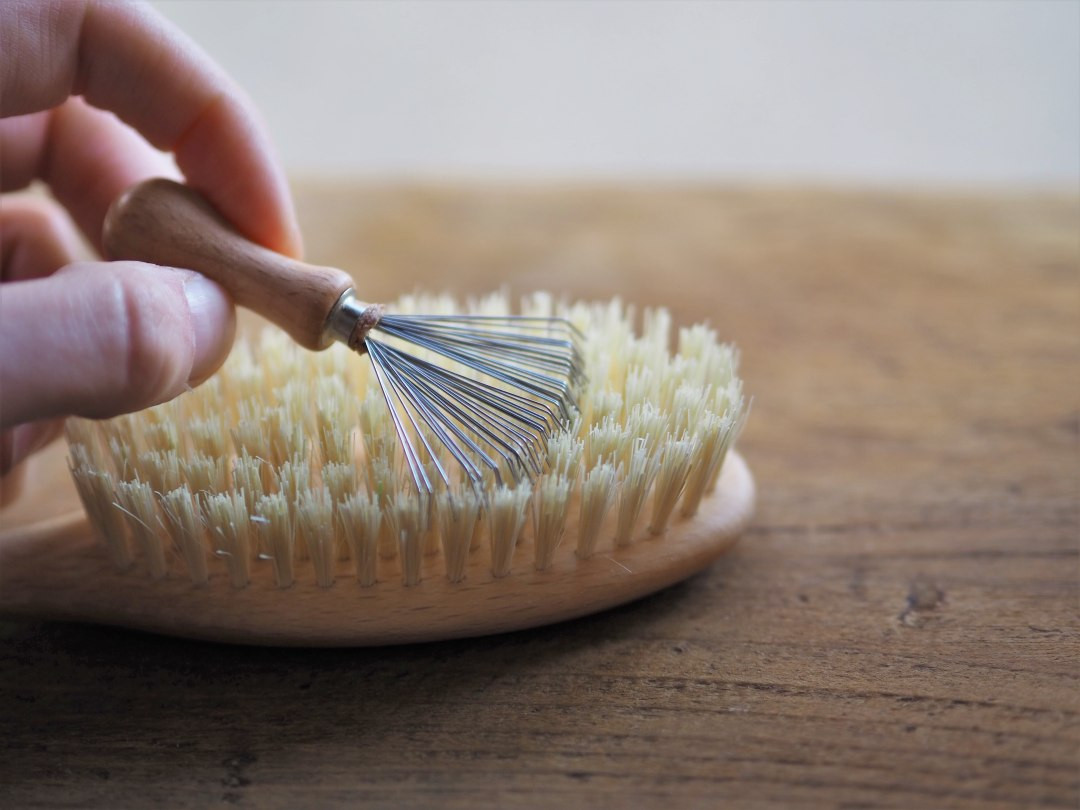 Comb and brush cleaning tool and jumper de-bobbler