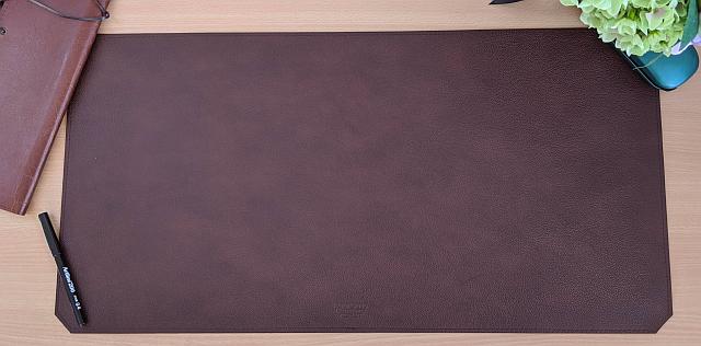 deskmat-chestnut-with-pen.jpg