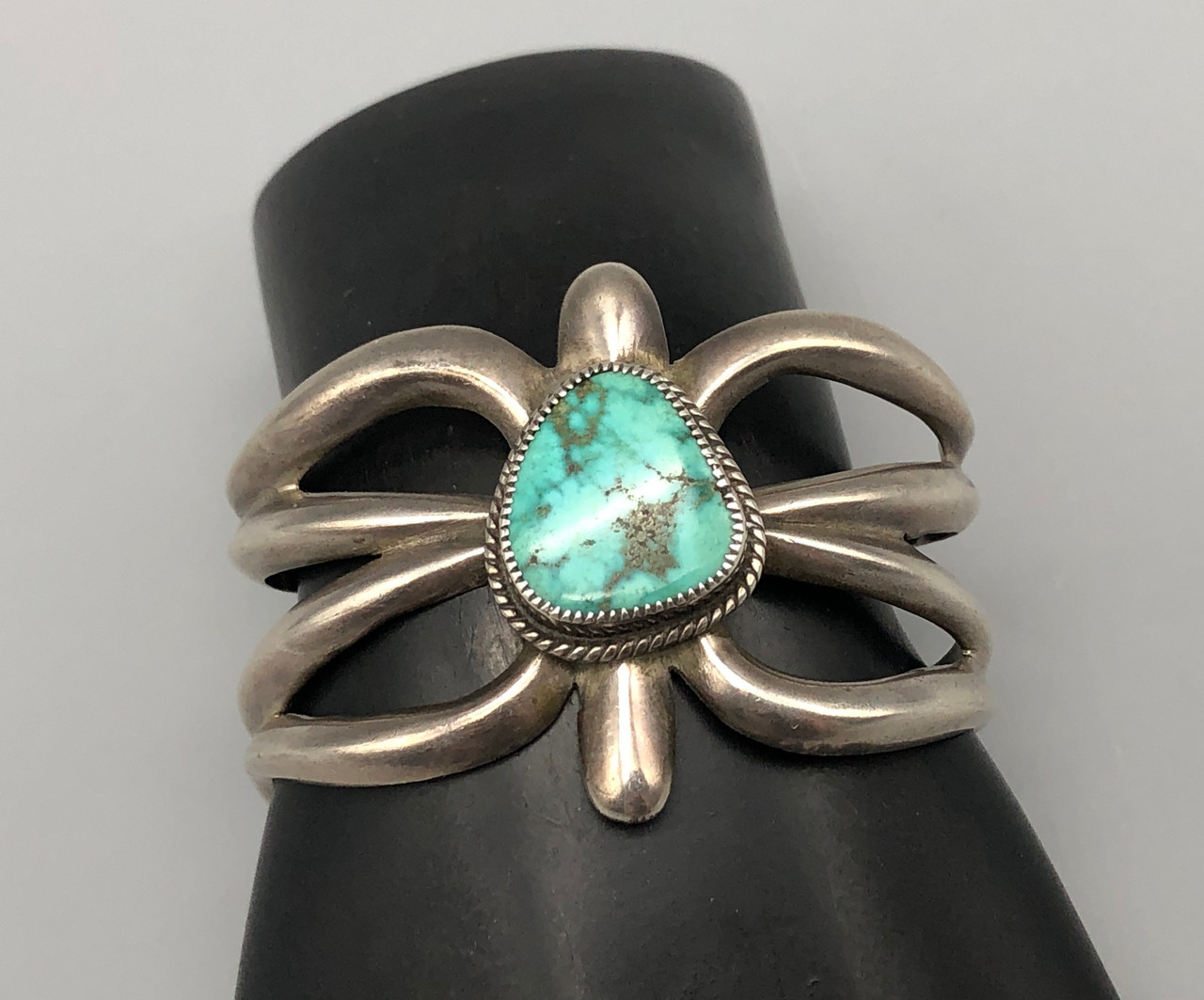 アクセサリー Vintage Navajo Sand Cast Bangle starring Antique Native American Sandcast bracelet, Navajo sandcast