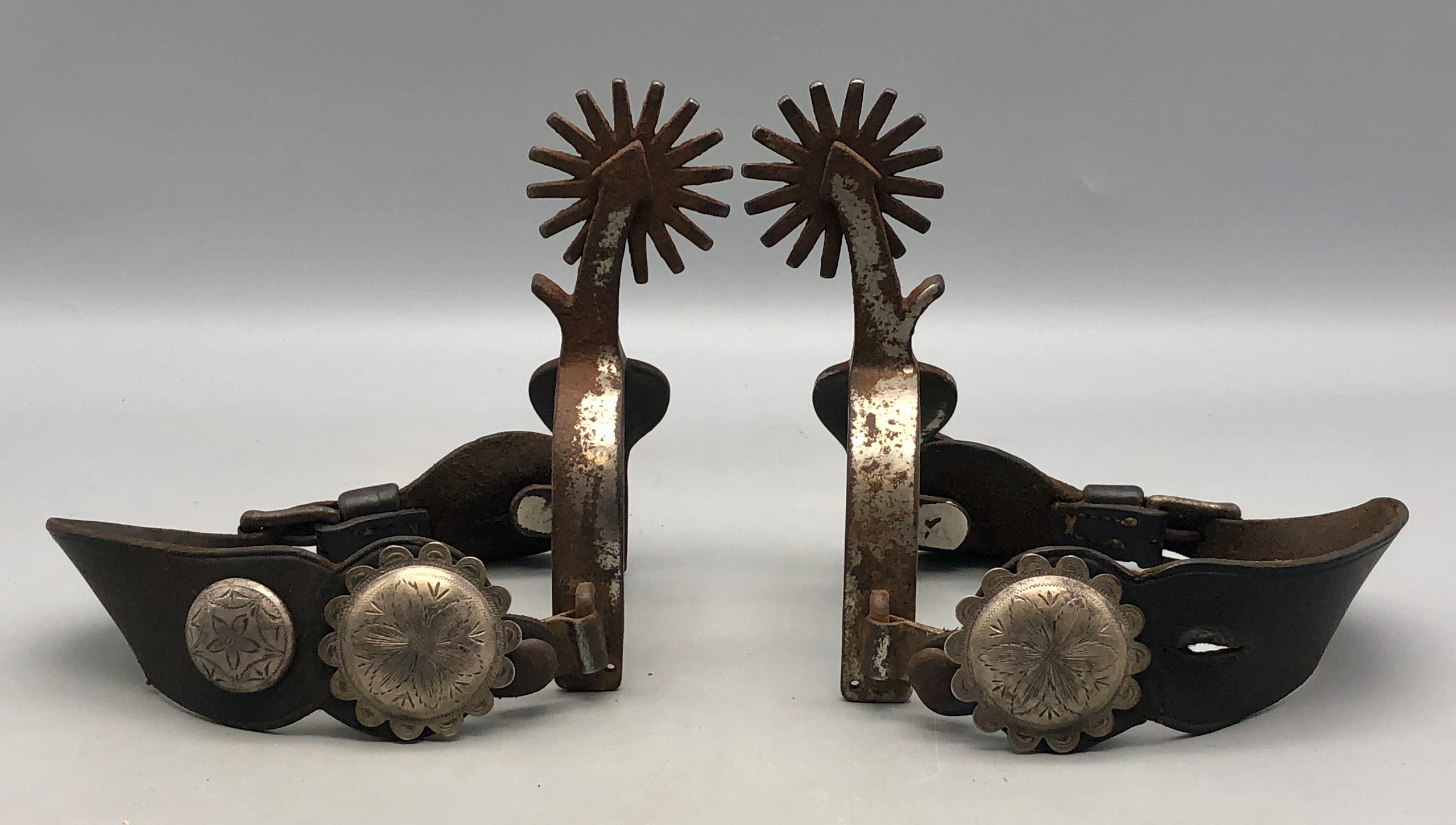 Lot De 2 Bracelets Western Spurs – Cuir Autruche Rose Et Clouté, Neufs, Style Cowboy