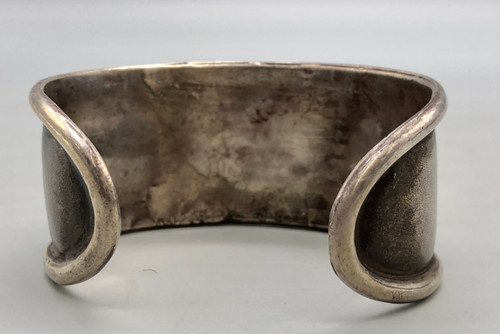 vintage three-stone turquoise bracelet, central one in a triangular shape, two round ones, textured silver