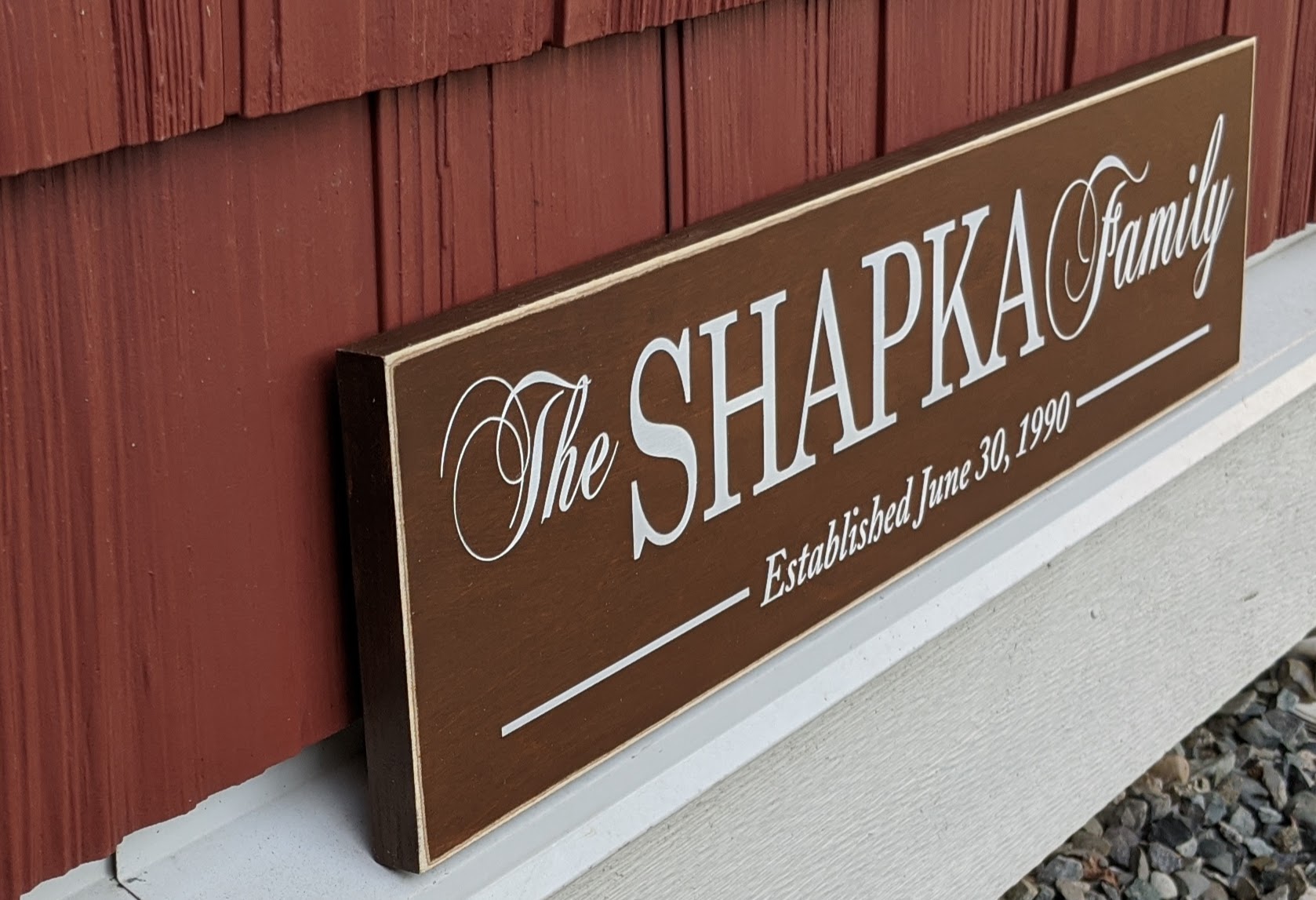 Family sign with personalized name - side view Family sign with personalized name - side view