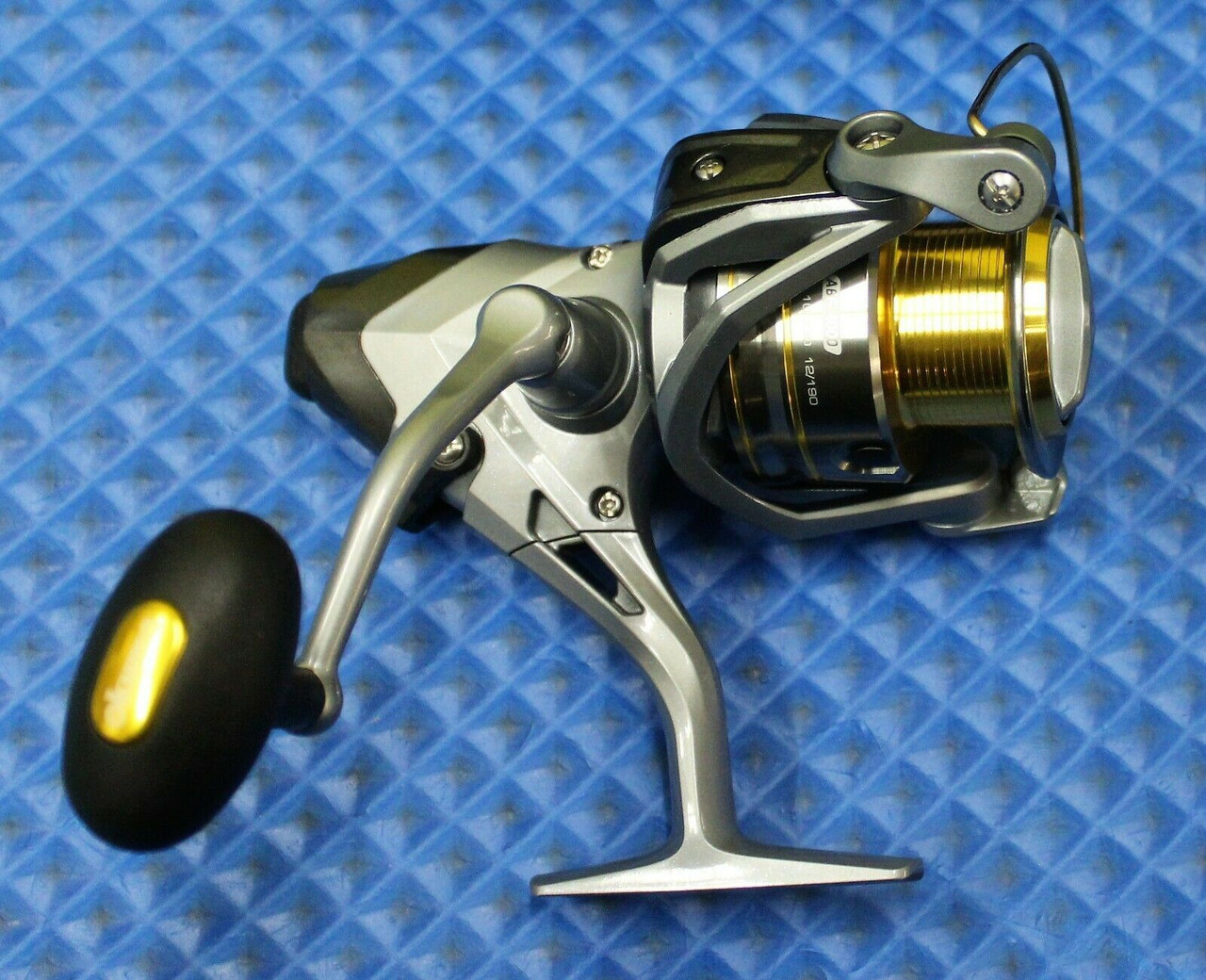 Okuma ABF-1000 Avenger Baitfeeder RH Spin Fishing Reel, on/off