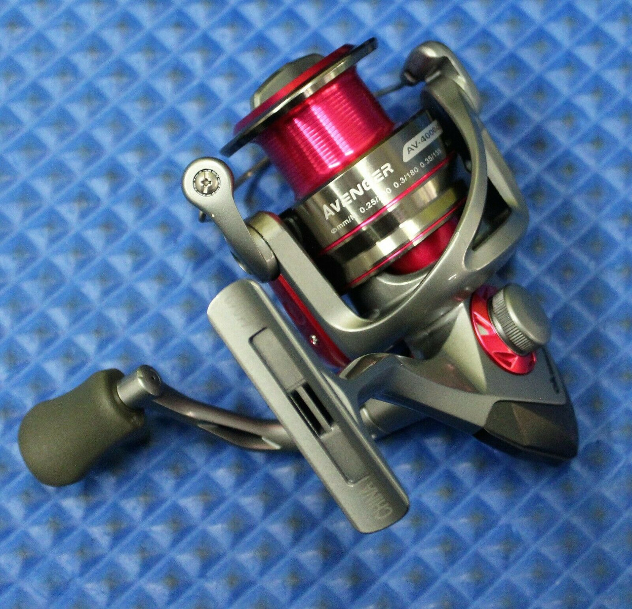 Okuma Avenger New Generation Spinning Reel - AV-3000-LE