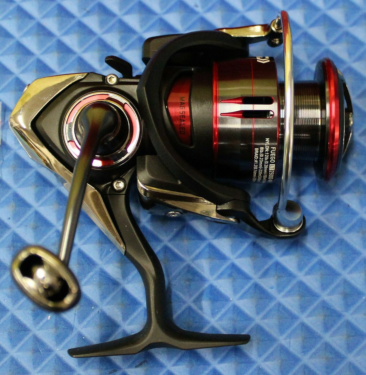 中古美品】ダイワ FUEGO LT2500-XH ダイワ 管430GG 海外モデル フエゴ