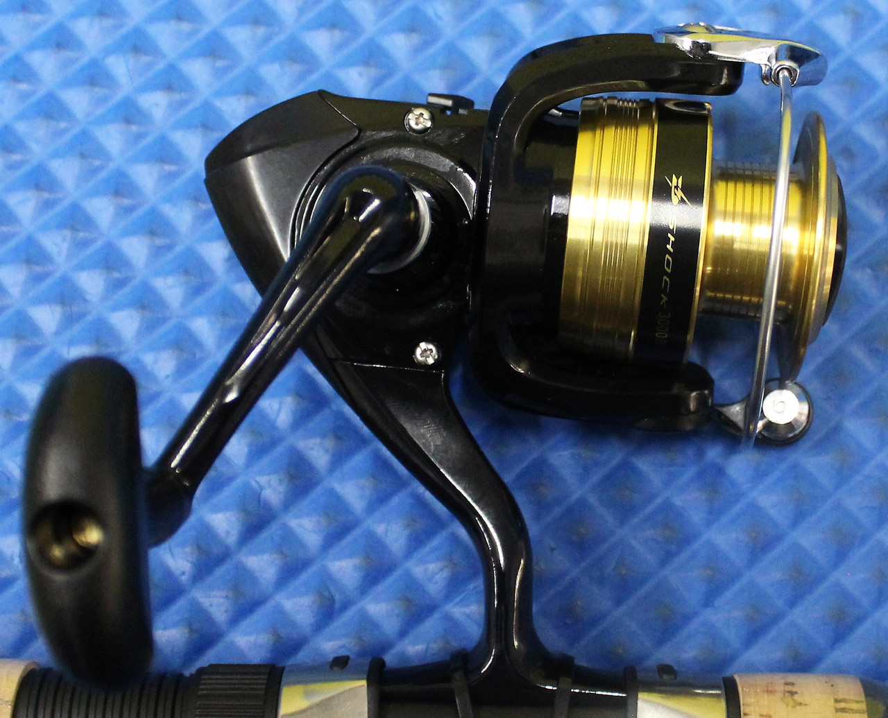 Daiwa D-Shock 2500-2B Spinning Reel Fishing Sport Made in Vietnam