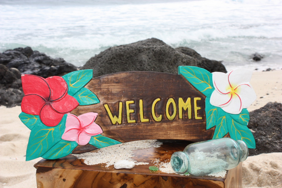 アメリカンフラワー ウェルカム ハワイアン風 Welcome Sign with Plumeria Flowers 16 in - Tiki Bar Decor