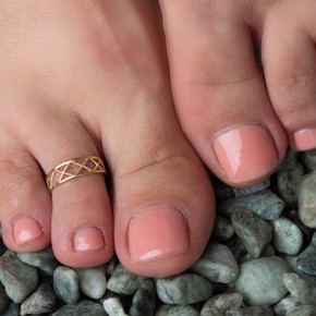 Yellow Gold Milgrain X Design Toe Ring on female model