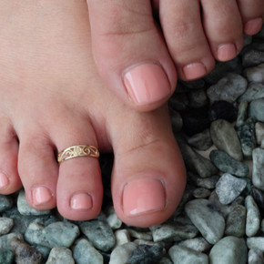 Yellow Gold Woman's Charming Rose Toe Ring