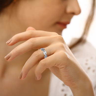 .925 Sterling Silver Puff Mariner Chain Link Ring on female model