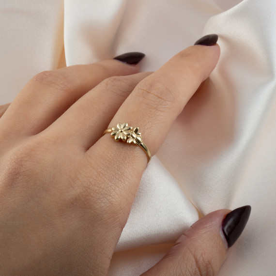 Yellow Gold Daisy Flower Bee Ring on female model