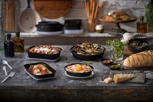 EarthChoice Versa2Go 27 oz. Container and Lid, Black/Clear 150 ct.