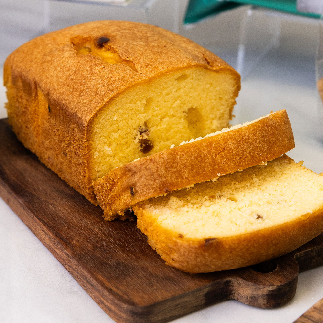 Traditional fruit loaf cake with sliced portions, ideal for serving with tea, coffee or a glass of sparkling wine.