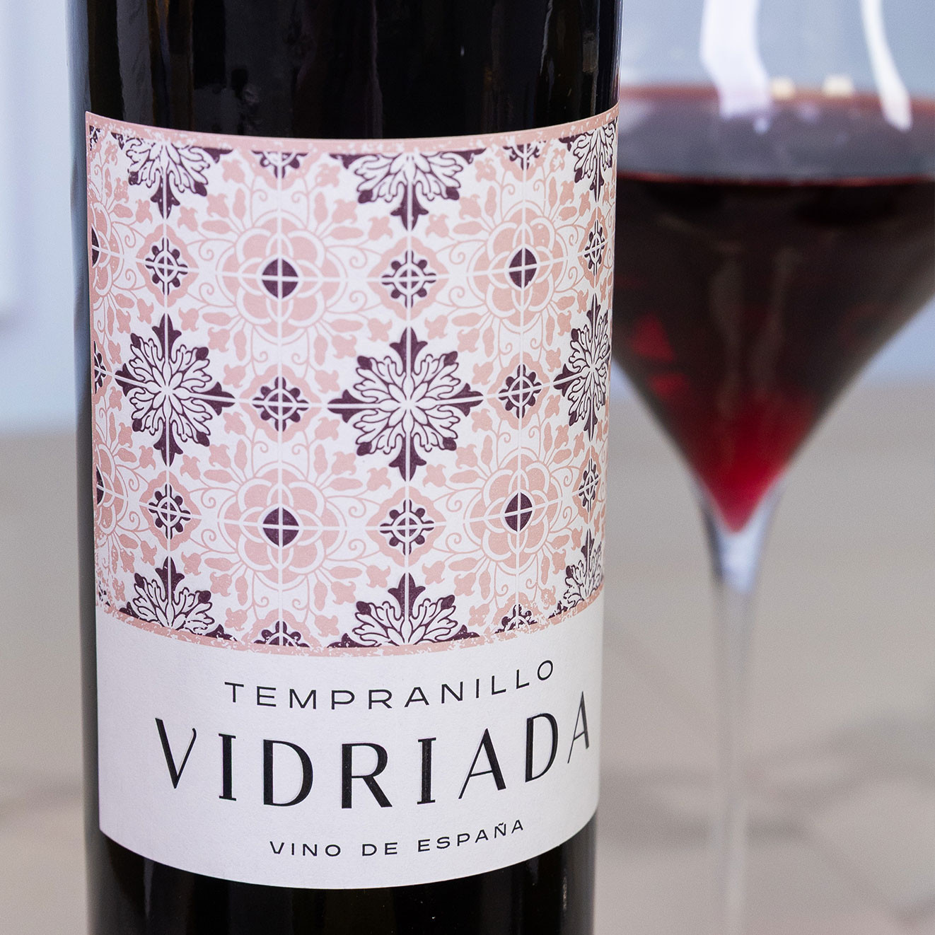 Bottle of Vidriada Tempranillo Spanish red wine with a filled wine glass, ideal for gifting and sharing.