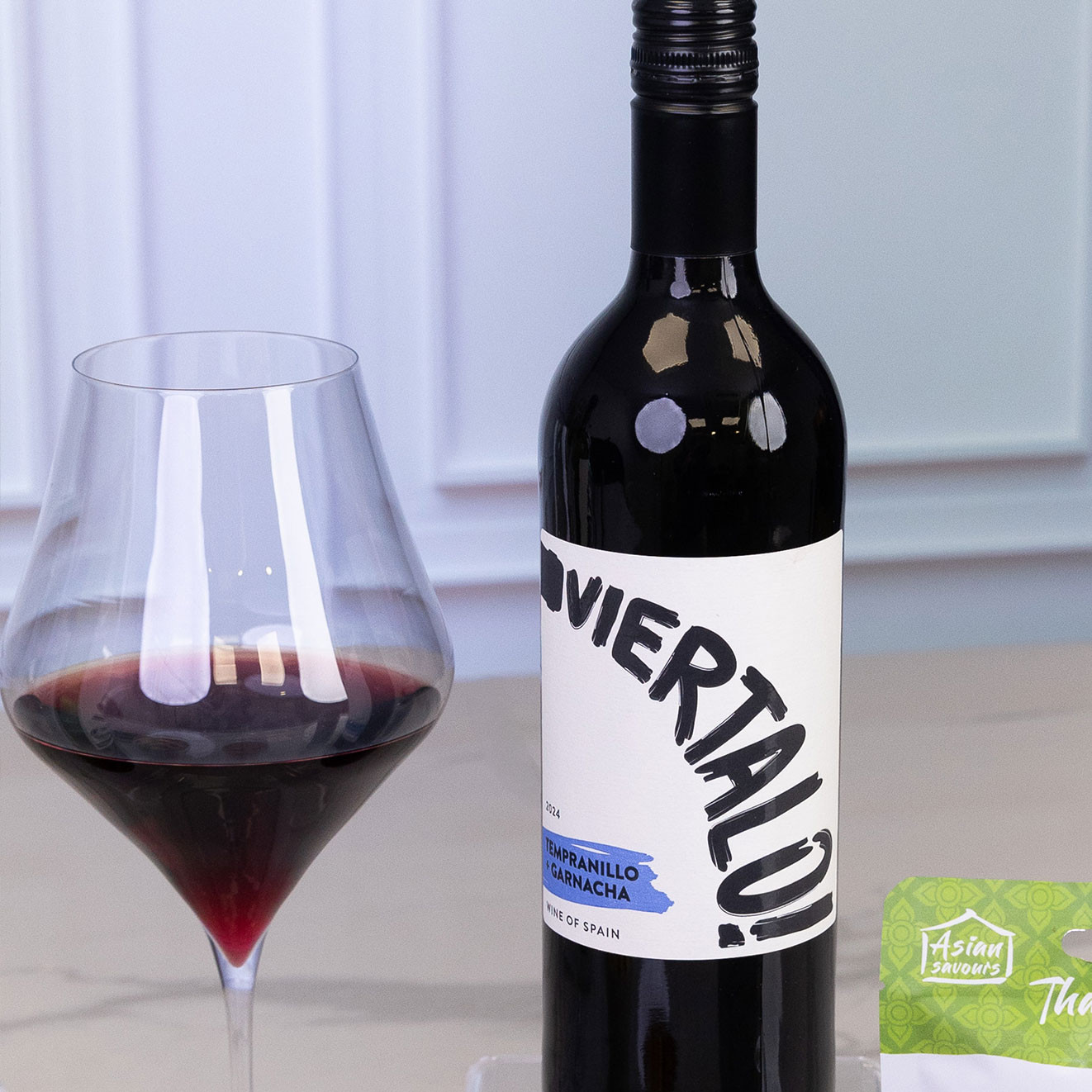 Bottle of Viertalo Tempranillo and Garnacha Spanish red wine served beside a glass of red wine, ideal for relaxed evenings and gifting.