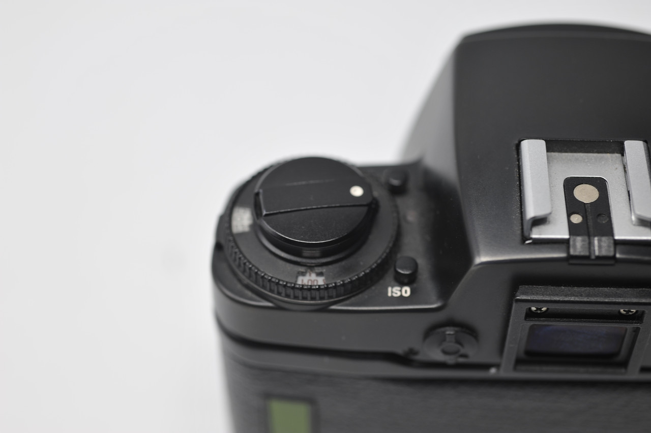 Pre-Owned - Leica - R4 film SLR Camera Body at Ace Photo