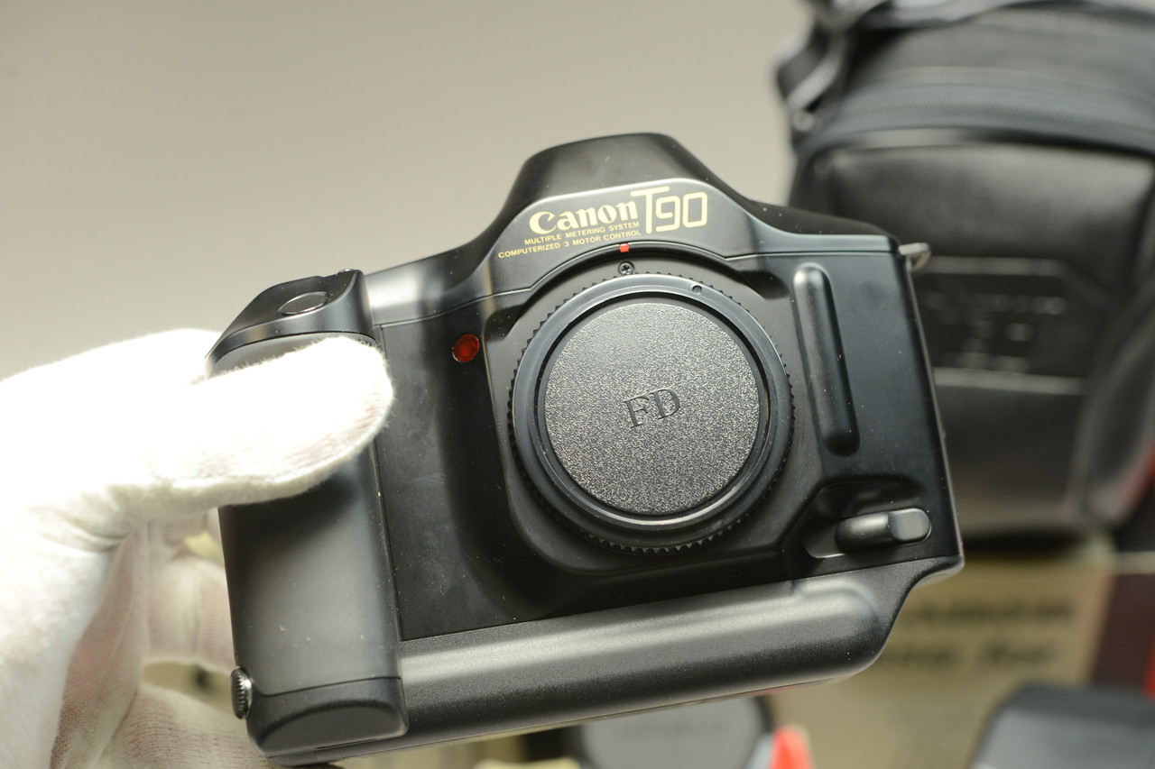 Canon T90 w/ FD 35-70mm f/3.5-4.5 w/T90 case w/ canon 188A