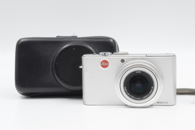 Pre-Owned Leica D-Lux 2 , silver F2.8-4.0 Asph W/ Leica leather case