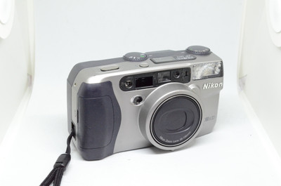 Pre-Owned Nikon Zoom 800 AF Film Camera (Missing Viewfinder Cover)
