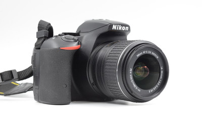 Pre-Owned - Nikon D5500 DSLR Camera w/ 18-55mm F/3.5-5.6 AF-S DX VR GII