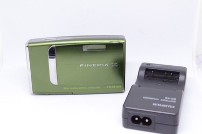 Pre-Owned - Fujifilm FinePix Z10 Digital Camera 7.2MP 3x Optical Zoom Green
