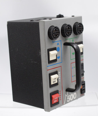 Pre-Owned - Dynalite M1000XR w/ power cable, Dynalite M-500 w/ power cable, (1) 4080 (1) 2040 Lights and (2) Extension Cables and a variety of accessories in two separate cases.