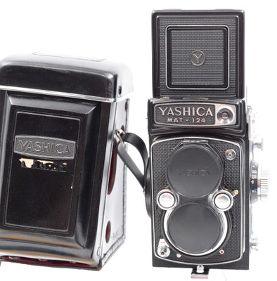 Pre-Owned - Yashica Mat-124 80mm f/3.5 TLR BUNDLE