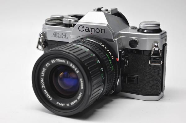 Pre-Owned - Canon AE-1 SILVER W/ 35-70mm FD Zoom Lens