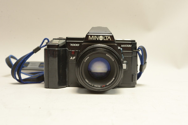 Pre-Owned - Minolta Maxxum 7000 body w. 50mm f/1.7 lens & program back